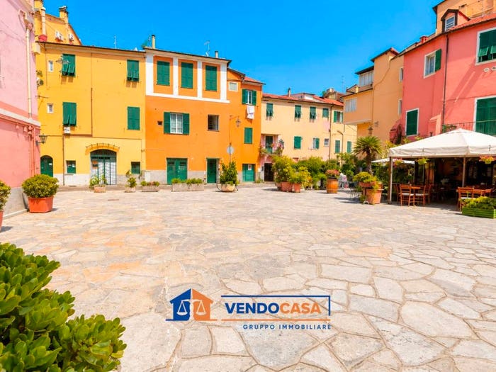 Appartamento trilocale in vendita in Piazza Sant'Antonio, Porto Maurizio, Imperia
