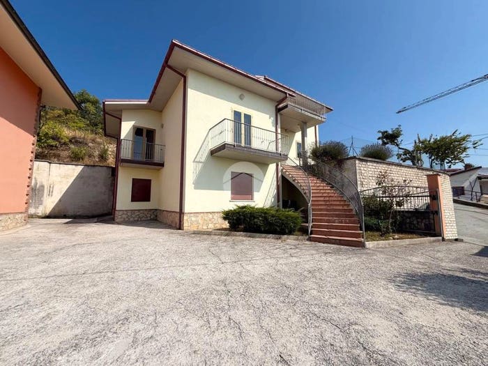Casa con 6 locali in vendita in Piazza Aia Nuova, Scoppito