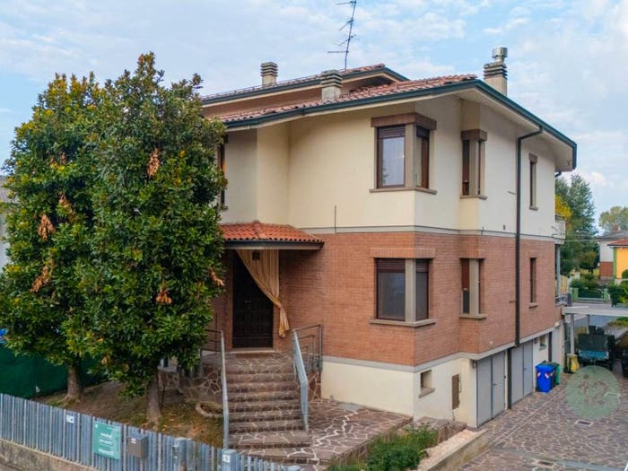 Appartamento quadrilocale in vendita in via maxia, Centro, Novi di Modena