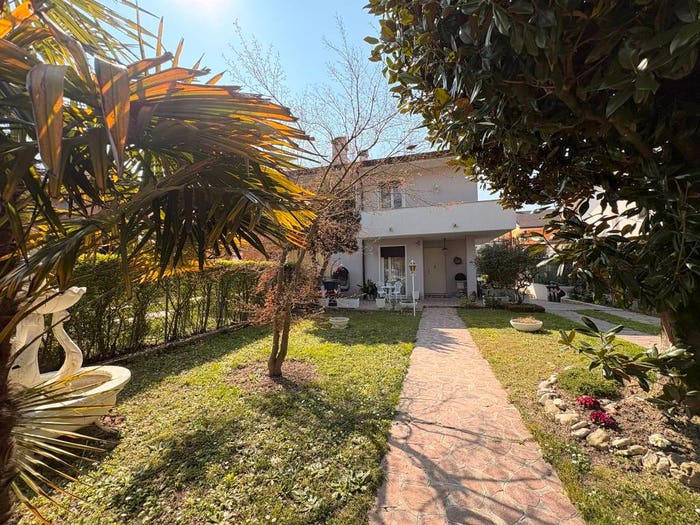 Casa con 6 locali in vendita in Via Lovato De Lovati, Centro San Tommaso, Albignasego