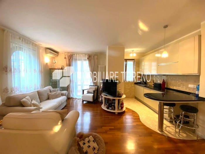 Appartamento quadrilocale in vendita in Viale Roma, Marina di Massa Centro, Massa