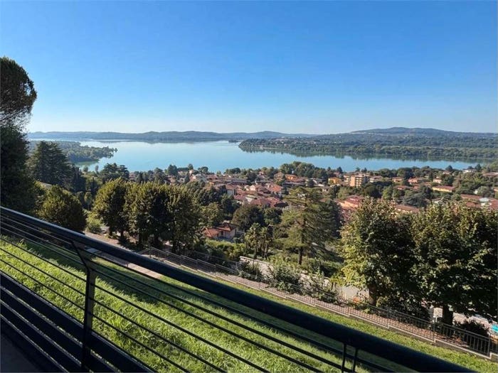 Casa con 6 locali in vendita in Viale Borghi, Centro, Gavirate