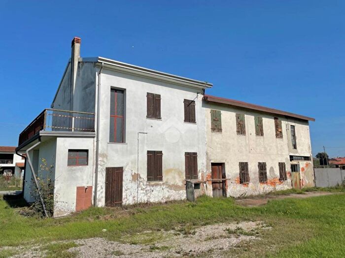 Casa quadrilocale in vendita in Via Scandolara, Trebaseleghe