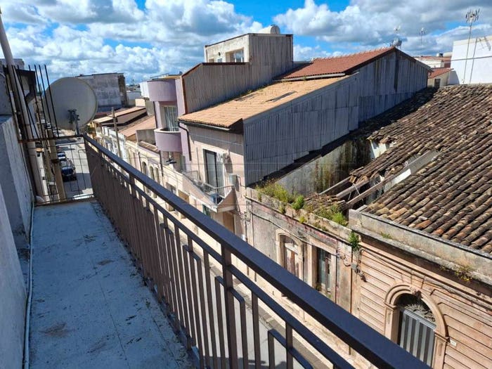 Casa con 6 locali in vendita in Via Francesco Crispi, Floridia