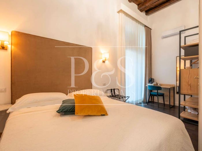 Appartamento con 6 locali in vendita in Via Sardegna, Marina, Cagliari