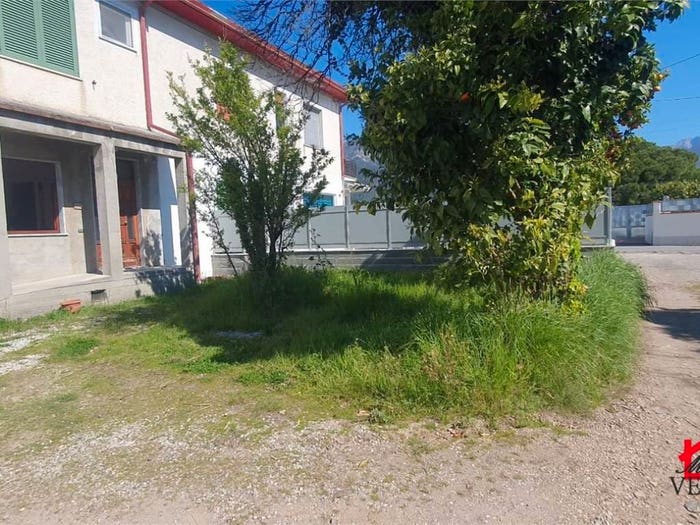 Appartamento quadrilocale in vendita in Via chiusa, Zona Industriale, Massa