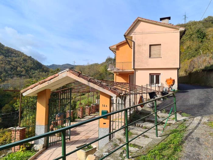 Casa quadrilocale in vendita in Frazione Scagnelli, Lumarzo
