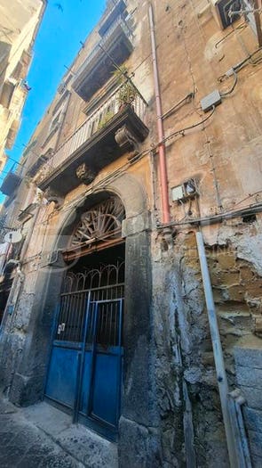 Appartamento bilocale in vendita in Vico Pace ai tribunali, San Carlo All'Arena, Napoli