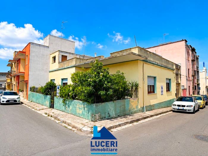 Casa con 6 locali in vendita in Piazza Sant'Anna, Centro, Parabita