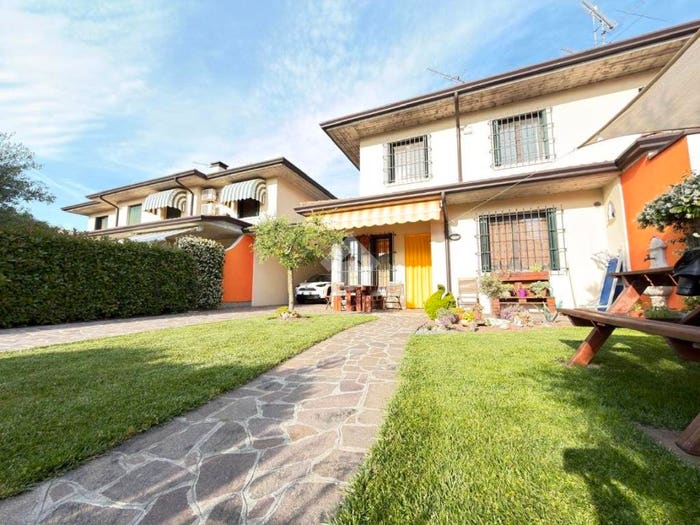 Casa quadrilocale in vendita in Viale Monte Grappa, Centro, Castel Goffredo