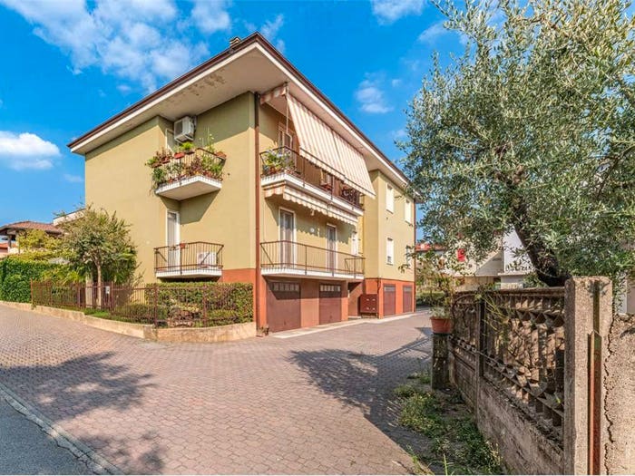 Appartamento trilocale in vendita in via Fratelli Bandiera, Verano Brianza
