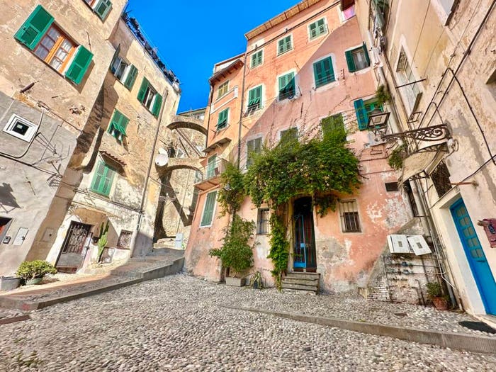 Appartamento trilocale in vendita in Via Cisterna, Centro Storico, Sanremo