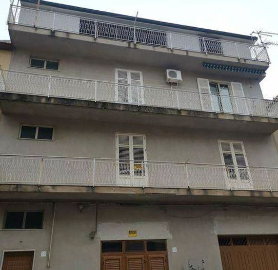 Appartamento con 6 locali in vendita in Via Pietro Merra, Montelepre
