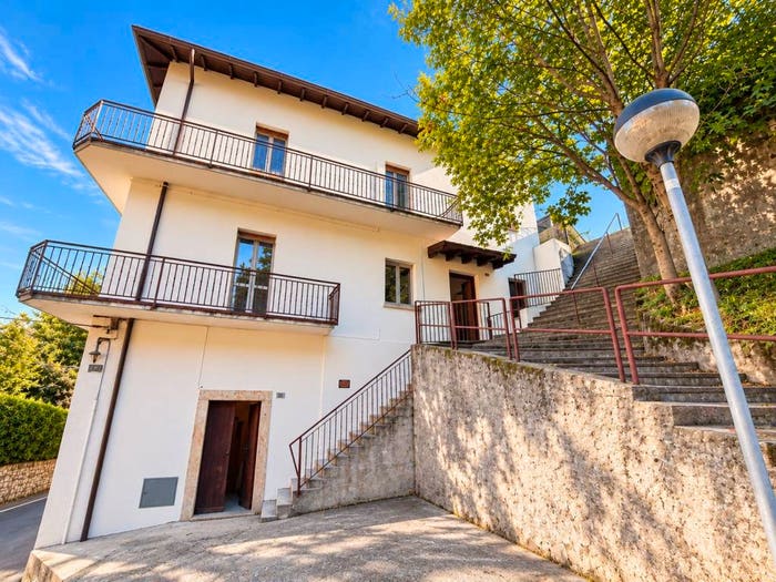 Casa con 6 locali in vendita in Via del Crotto, Civate