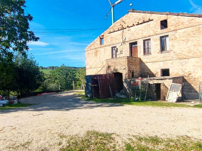Casa con 6 locali in vendita in Contrada Croce Rossa, Montedinove