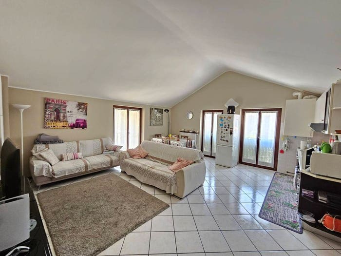 Appartamento trilocale in vendita in Via Cesare Battisti, Centro, Carugo