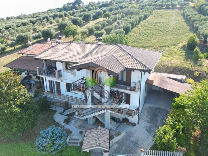 Casa con 6 locali in vendita in Via Sant'Andrea, Campli