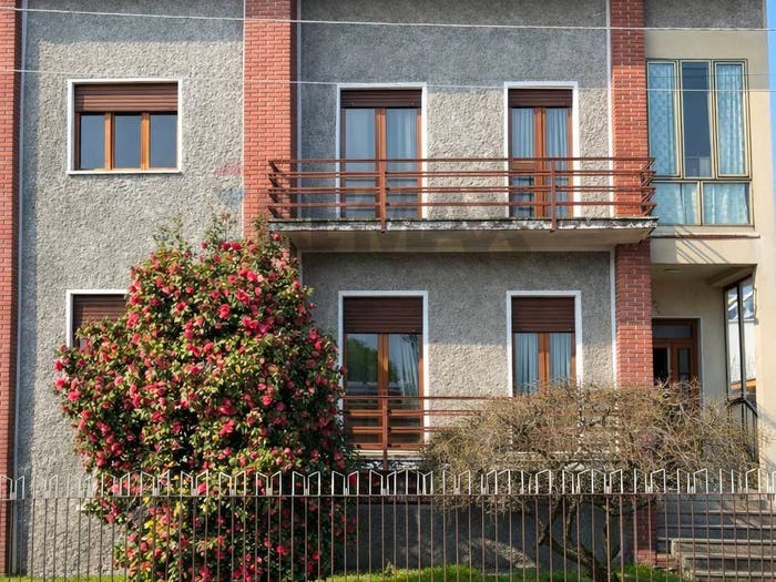 Casa con 6 locali in vendita in VIA LUNATI, Carpignano Sesia