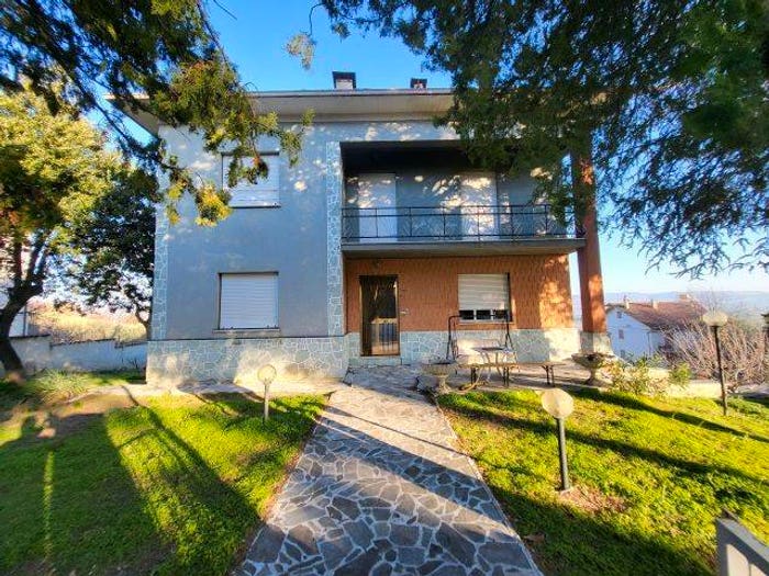 Casa con 6 locali in vendita in Arcevia