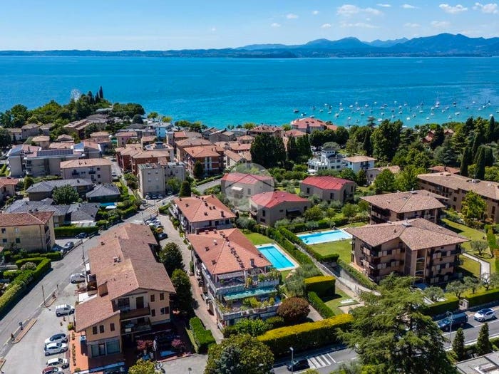 Appartamento trilocale in vendita in Via Ugo Foscolo, Centro, Bardolino