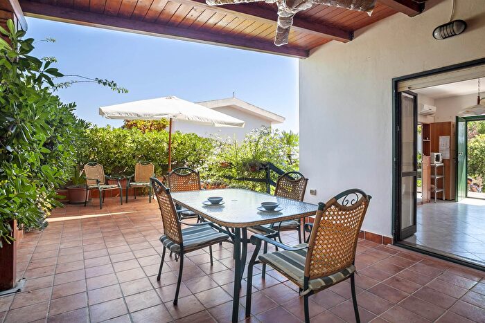 Casa con 5 locali in vendita in Roseto Capo Spulico