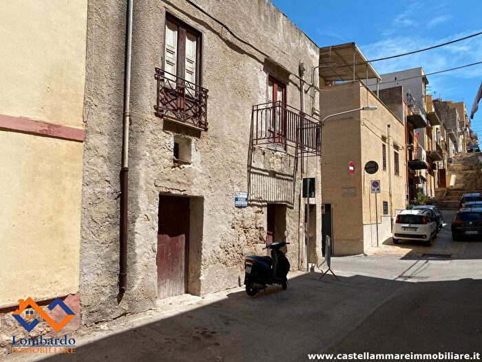 Casa con 6 locali in vendita in Via Giovanni Bovio, Centro, Castellammare del Golfo