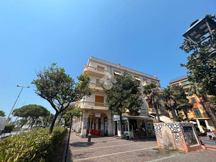 Appartamento con 5 locali in vendita in Piazza dei Leuti, Albissola Marina