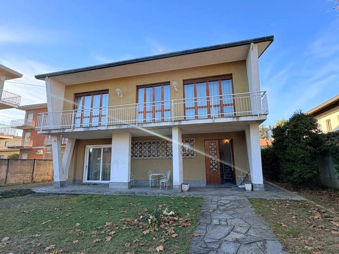 Casa con 6 locali in vendita in Via Tommaso Grossi, Rescaldina