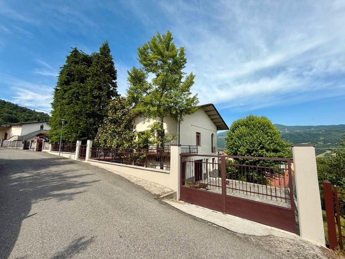 Casa quadrilocale in vendita in Via Divisione Julia, Centro, Varsi