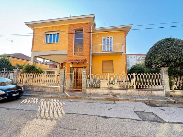 Casa quadrilocale in vendita in Via Fratelli Rosselli, Centro, Grugliasco