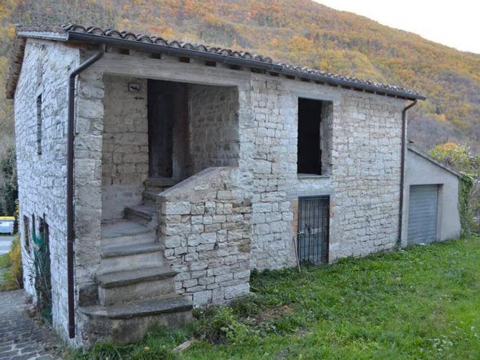 Casa con 6 locali in vendita in Loc Chiaserna SNC, Chiaserna, Cantiano
