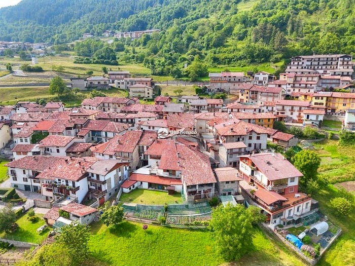 Casa con 6 locali in vendita in Via Cortili, Capovalle
