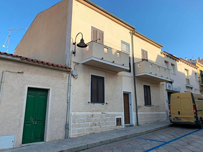 Appartamento con 8 locali in vendita in Via Magnon, Santa Teresa Gallura