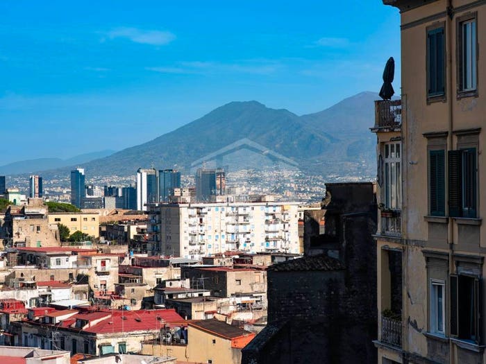 Appartamento con 6 locali in vendita in Via Santa Teresa degli Scalzi, Sanità, Napoli