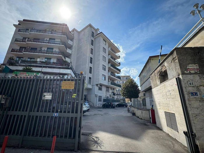 Appartamento trilocale in vendita in Via Emilio Scaglione, Chiaiano, Napoli