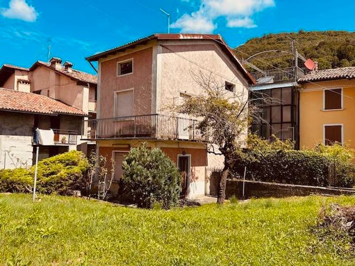 Casa quadrilocale in vendita in Piazza Sant'Antonio Abate, Lonno, Nembro