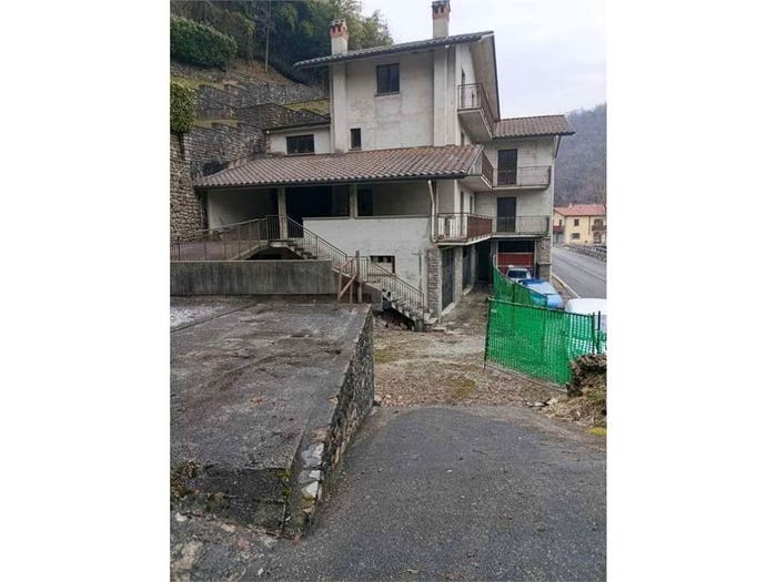 Appartamento con 6 locali in vendita in Via IV Novembre, Camoneone, Capizzone