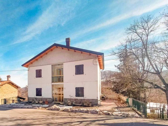 Casa con 6 locali in vendita in Frassinoro