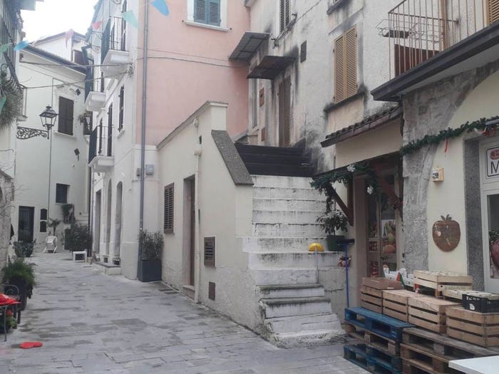 Appartamento trilocale in vendita in Via Benedetto Cairoli, Centro, Lettomanoppello
