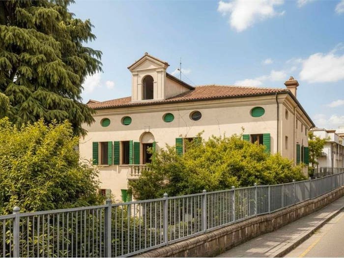 Casa con 6 locali in vendita in via Cicognara, Centro, Montebelluna