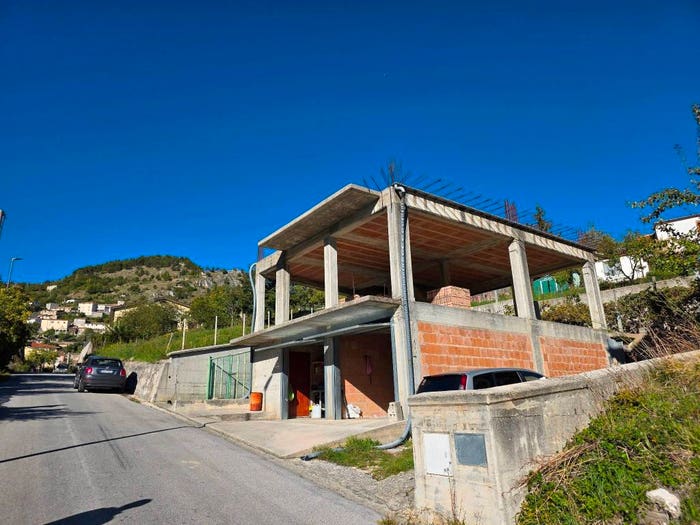 Casa con 6 locali in vendita in Via Cortina, Roccamandolfi