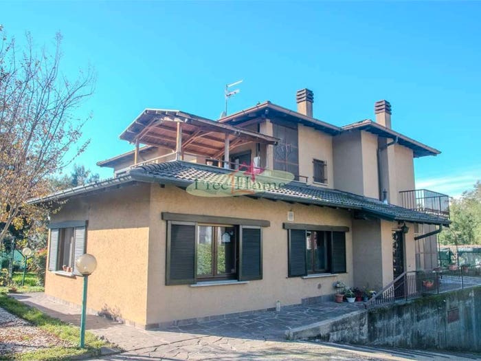 Casa con 6 locali in vendita in Via Giacomo Leopardi, Centro, Gavirate