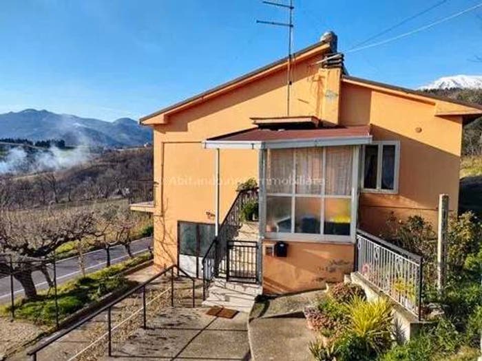 Casa quadrilocale in vendita in Contrada Cupoli, Farindola