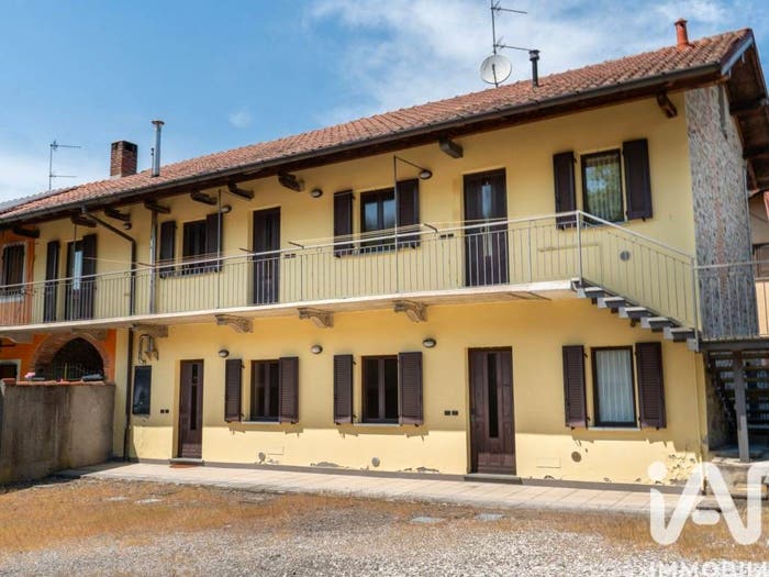 Casa con 6 locali in vendita in Via Sant'Ambrogio, Centro, Angera