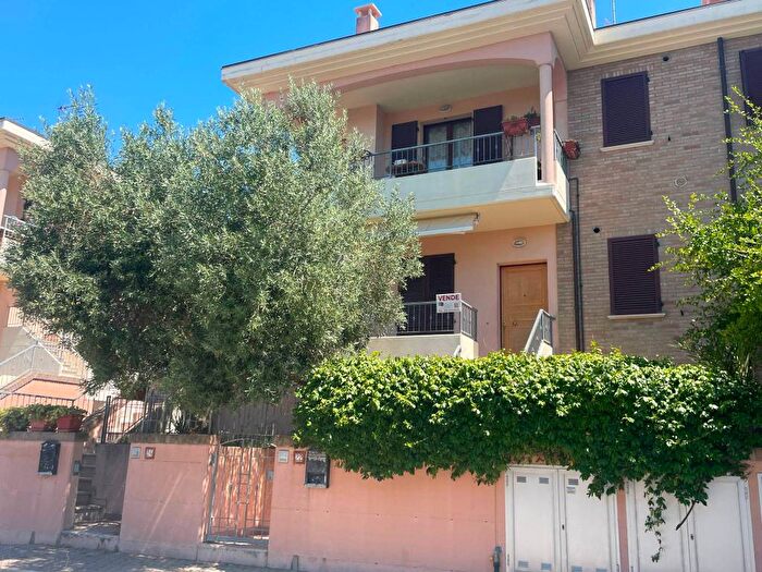 Appartamento trilocale in vendita in Via Toscana, San Costanzo