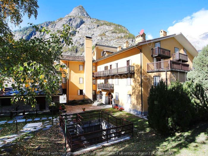 Appartamento trilocale in vendita in Via dei Bagni, Centro, Courmayeur
