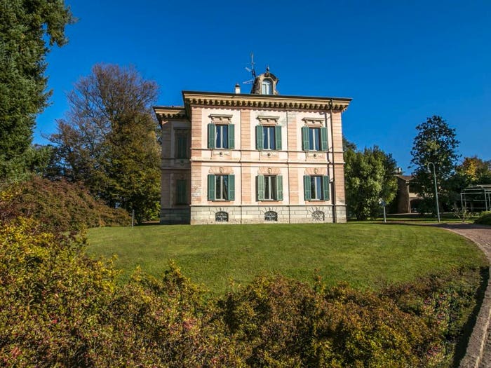 Casa con 6 locali in vendita in Via Camillo Benso di Cavour, Albiolo
