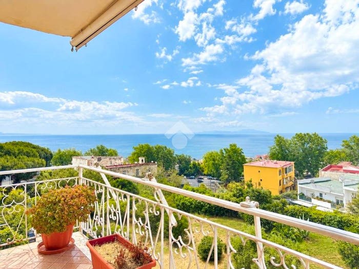 Appartamento trilocale in vendita in Via Francesco Petrarca, Posillipo, Napoli