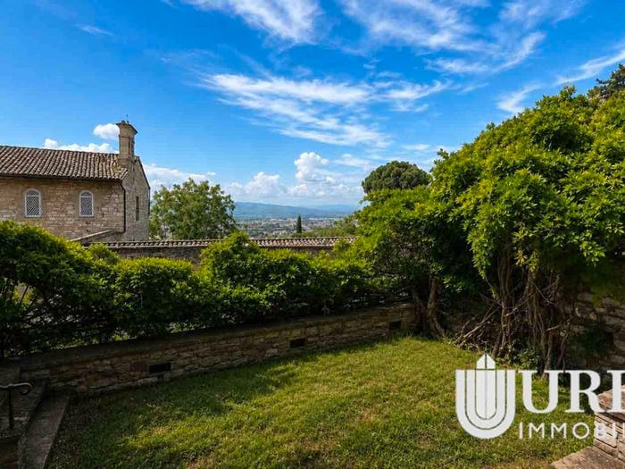 Appartamento con 6 locali in vendita in Via Bernardo da Quintavalle, Centro Storico, Assisi