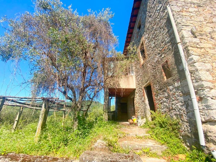 Casa quadrilocale in vendita in Strada Comunale di Lopeglia, Pescaglia
